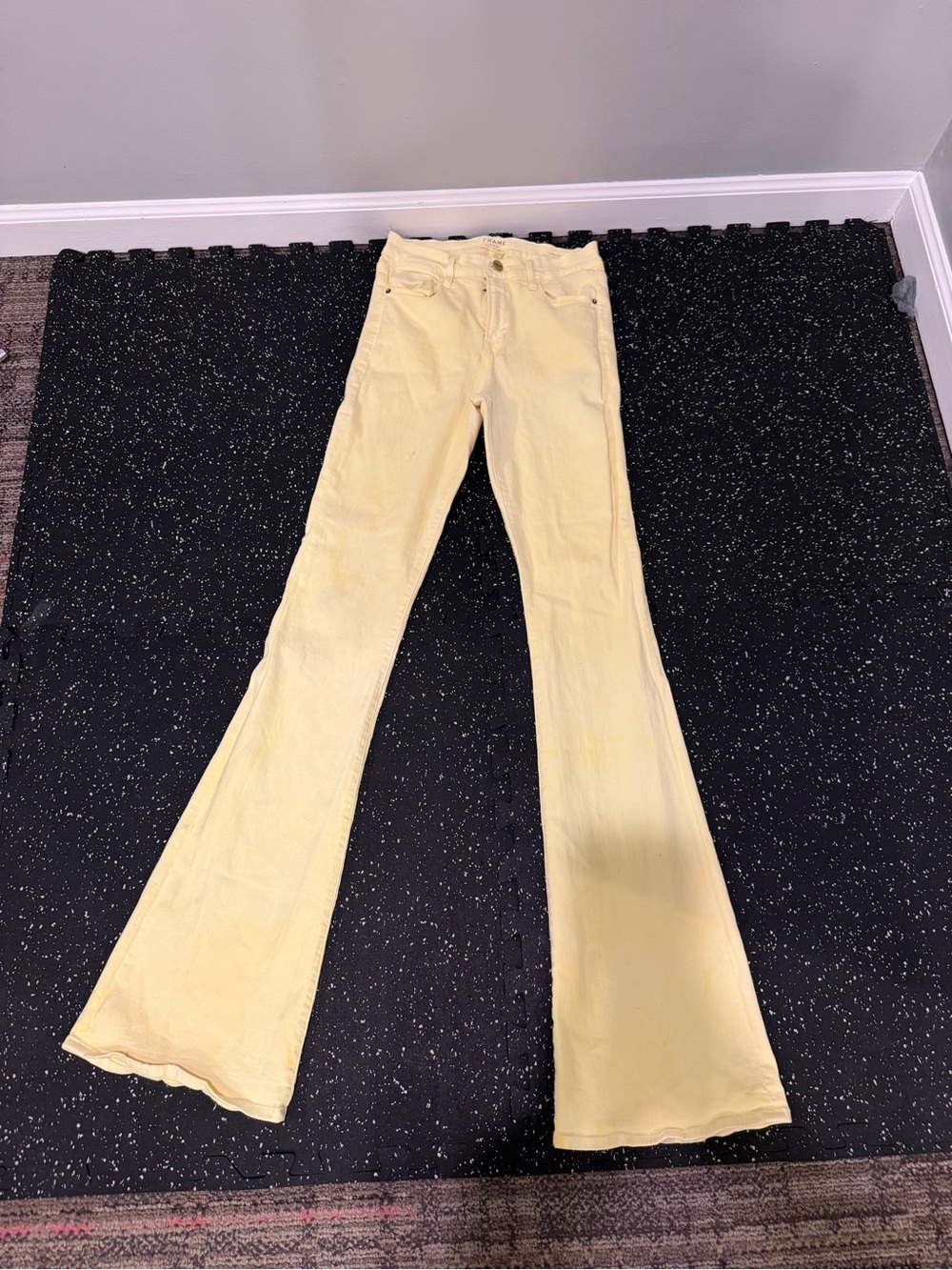 FRAME jeans beautiful soft yellow size 26 Flare Jeans